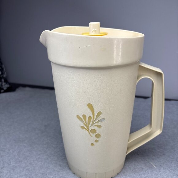 Tupperware Almond Harvest Gold Beige 800-8 1 Qt Pitcher with Lid & Insert Vintag - Picture 9 of 13
